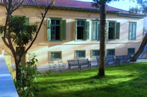 Το Μουσείο Ελληνικών Λαϊκών Μουσικών Οργάνων "Φοίβος Ανωγειανάκης" - Κέντρο Εθνομουσικολογίας στην Πλάκα