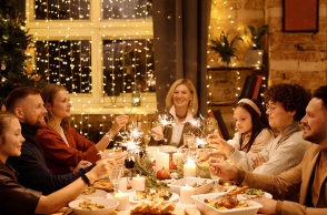 Οικογένεια γύρω από το γιορτινό χριστουγεννιάτικο τραπέζι