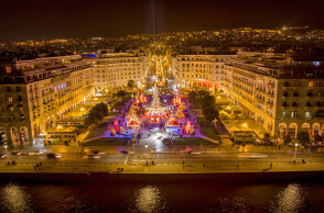 Το χριστουγεννιάτικο δέντρο στην πλατεία Αριστοτέλους στη Θεσσαλονίκη