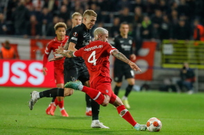 Ο Ράτζα Ναϊνγκολάν σουτάρει σε αγώνα της Αντβέρπ με το νούμερο 4 στην πλάτη.