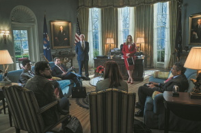 Σκηνή από την ταινία «Don't Look Up» με τους Λεονάρντο Ντι Κάπριο, Τζόνα, Χιλ, Μέριλ Στριπ και Τζένιφερ Λορενς