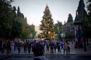 Πολίτες με μάσκα για τον κορωνοϊό στο Σύνταγμα