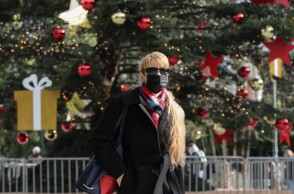 Χριστούγεννα στην Αθήνα - Πολίτης με μάσκα