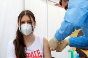 O FDA δίνει έγκριση στις δόσεις ενίσχυσης εμβολίων COVID-19 για τα άτομα 16 και 17 ετών λόγω της παραλλαγής Όμικρον	