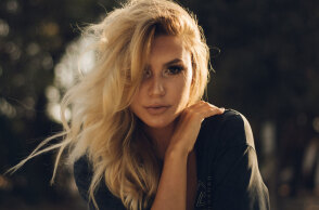 Ξανθιά γυναίκα στέκεται όρθια