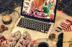 Μια κοπέλα βλέπει χριστουγεννιάτικη ταινία στο λάπτοπ