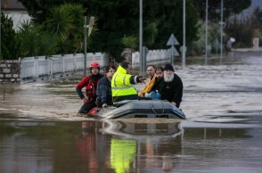 Απεγκλωβίζονται κάτοικοι με βάρκες στη Φθιώτιδα (εικόνες)