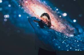 Γυναικα καλύπτει το πρόσωπό της