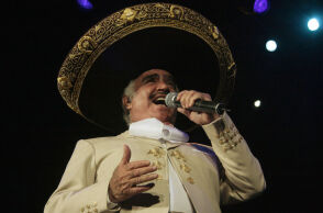 O τραγουδιστής Βισέντε Φερνάντες