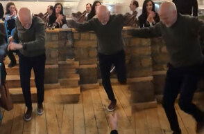 Το ζεϊμπέκικο του Γιώργου Παπανδρέου με το τραγούδι «Συννεφιασμένη Κυριακή»