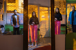 Ο Ηλίας Κουνέλας σκηνοθετεί την «Παράσταση» σ' ένα εγκαταλειμμένο κουρείο στο Γκύζη