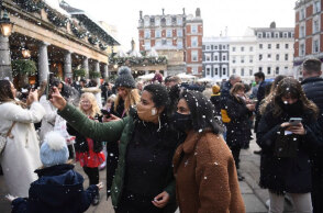 Πολίτες με μάσκα για τον κορωνοϊό στη Βρετανία