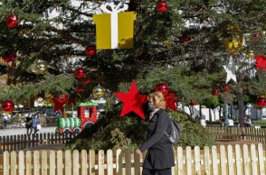 Πολίτης με μάσκα στο στολισμένο Σύνταγμα