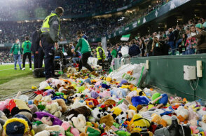 Τα λούτρινα αρκουδάκια που πέταξαν οι φίλαθλοι της Μπέτις