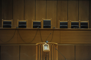 Ως ύποπτος δύο κακουργημάτων καλείται γνωστός αρνητής δικηγόρος 