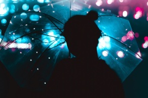 Μια καλλιτεχνική φωτογραφία ενός κοριτσιού που κρατάει μια ομπρέλα. 