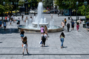 Στιγμιότυπα από την Πλατεία Συντάγματος, τουρίστες και κάτοικοι της πόλης