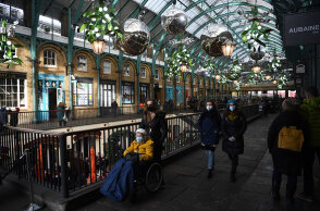 Η μετάλλαξη Όμικρον εξαπλώνεται ταχύτατα στη Βρετανία