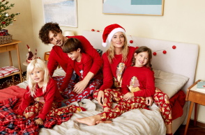 Η Tezenis γιορτάζει τα Χριστούγεννα με τη νέα γιορτινή καμπάνια της.