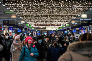 Πολίτες με μάσκα για τον κορωνοϊό στη Γερμανία
