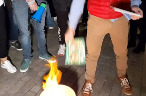 Χαλκίδα: Aρνητές έκαψαν το βιβλίο «Όχι! Δεν θα μας μπείτε στη μύτη» του Ευγένιου Τριβιζά