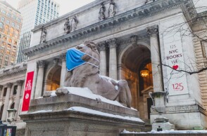 Άγαλμα με μάσκα στη Νέα Υόρκη