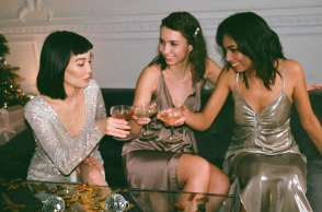 Τρια κορίτσια πίνουν κρασί κάτω από το δέντρο