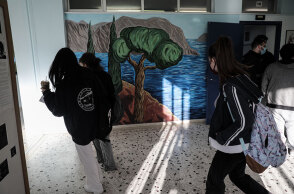 Μαθητές σε σχολείο με μάσκα για τον κορωνοϊό