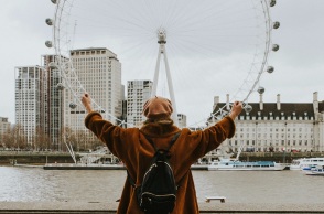 Η μετάλλαξη Όμικρον οδηγεί σε αναθεώρηση των προβλέψεων για το 2022