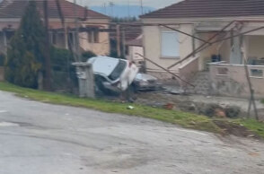 Τροχαίο στην Ημαθία με αυτοκίνητο να σταματά στην αυλή σπιτιού στο Νησέλι