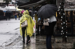 Πολίτες με ομπρέλα στη βροχή