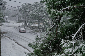 Χιόνια στην Ιπποκράτειο Πολιτεία στην Αττική έφερε η κακοκαιρία «Κάρμελ»