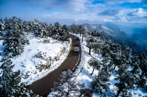 Χιόνια στην Πάρνηθα έφερε η κακοκαιρία «Κάρμελ»