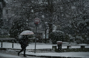Χιόνια έχει ο καιρός σήμερα Σάββατο 18 Δεκεμβρίου 2021, καθώς η κακοκαιρία «Κάρμελ» είναι σε εξέλιξη