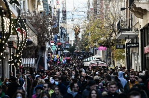 ΑΥΞΗΜΕΝΗ ΚΙΝΗΣΗ ΣΤΗΝ ΟΔΟ ΕΡΜΟΥ ΚΑΙ ΣΤΑ ΑΝΟΙΧΤΑ ΕΜΠΟΡΙΚΑ ΚΑΤΑΣΤΗΜΑΤΑ (ΤΑΤΙΑΝΑ ΜΠΟΛΑΡΗ/EUROKINISSI)