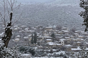 Χιονίζει στο Κολοκοκρωνίτσι και οι εικόνες είναι μαγικές