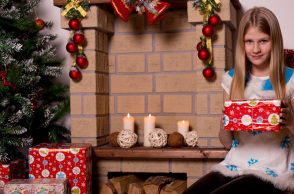 Ένα κορίτσι κρατάει στα χέρια του το χριστουγεννιάτικο δώρο του