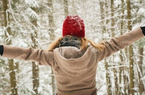 Ενα κορίτσι απολαμβάνει το χιόνι.
