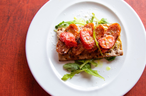 Ντοματίνια με παξιμάδια χαρουπιού και νιβατό στο καφενείο «Κάρλα»