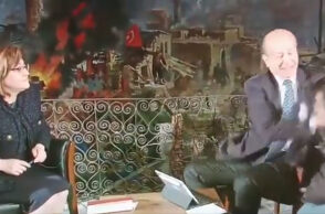 Βίντεο: Τουρκία – Δημοσιογράφος χαστούκισε τεχνικό σε ζωντανή μετάδοση