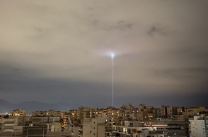 H δέσμη φωτός που βλέπουν οι κάτοικοι στα νότια προάστια