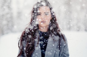 Ένα κορίτσι ποζάρει στα χιόνια.