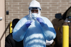 Υγειονομικός στις ΗΠΑ με προστατευτικό εξοπλισμό για τον κορωνοϊό