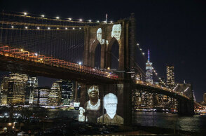 Εικόνες από πολίτες που πέθαναν από κορωνοϊό, προβάλλονται στη Γέφυρα του Μπρούκλιν στη Νέα Υόρκη