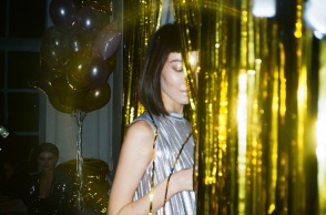 Ένα κορίτσι σε εορταστικό mood. 