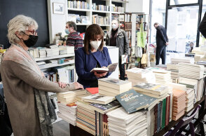 Η Κατερίνα Σακελλαροπούλου σε βιβλιοπωλείο στην Ακαδημίας παραμονή Χριστουγέννων