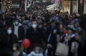 Πλήθος κόσμου στο κέντρο της Αθήνας 