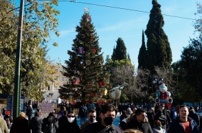 Χριστούγεννα με μέτρα και μάσκες στη σκιά της μετάλλαξης Όμικρον