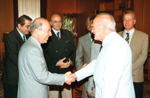 Κώστας Σημίτης και Κάρολος Παπούλιας σε συνάντηση στο Μέγαρο Μαξίμου τον Μάιο του 1999