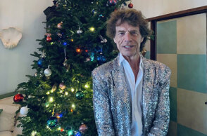 Ο Μικ Τζάγκερ μπροστά στο χριστουγεννιάτικο δέντρο